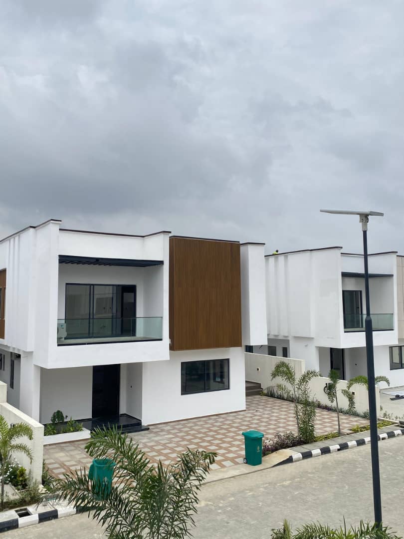 4 BEDROOM FULLY DETACHED DUPLEX WITH BQ AND POOL