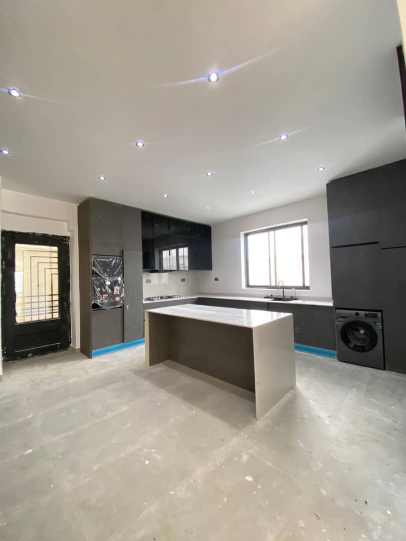 4 BEDROOM FULLY DETACHED DUPLEX WITH BQ AND POOL