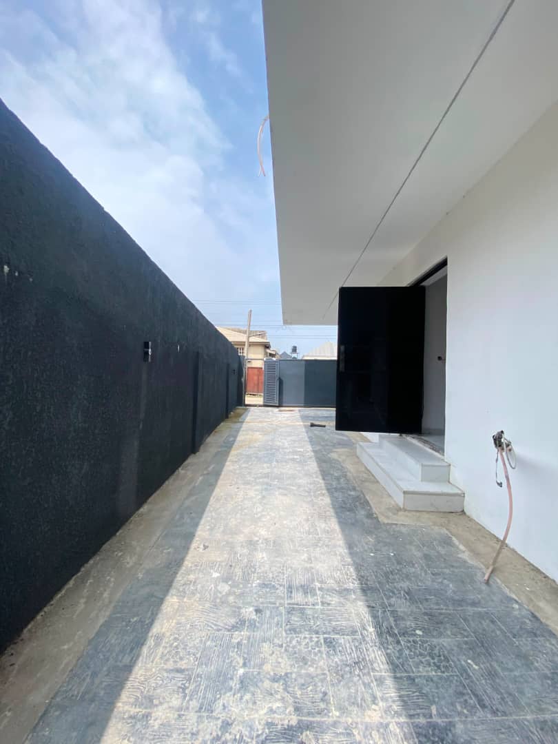 5 BEDROOM FULLY DETACHED DUPLEX WITH BQ AND SWIMMING POOL