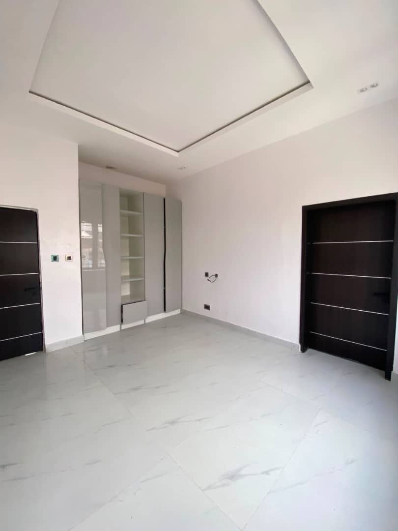 5 BEDROOM FULLY DETACHED DUPLEX WITH BQ AND SWIMMING POOL