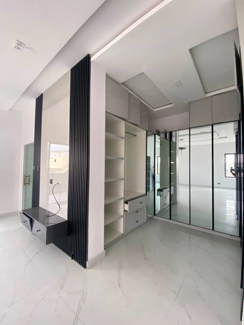 5 BEDROOM FULLY DETACHED DUPLEX WITH BQ AND SWIMMING POOL
