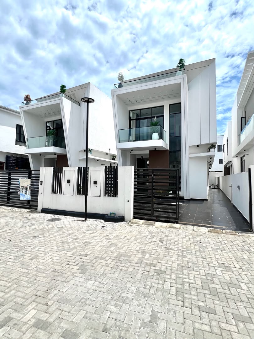 5 BEDROOM DETACHED DUPLEX AND POOL