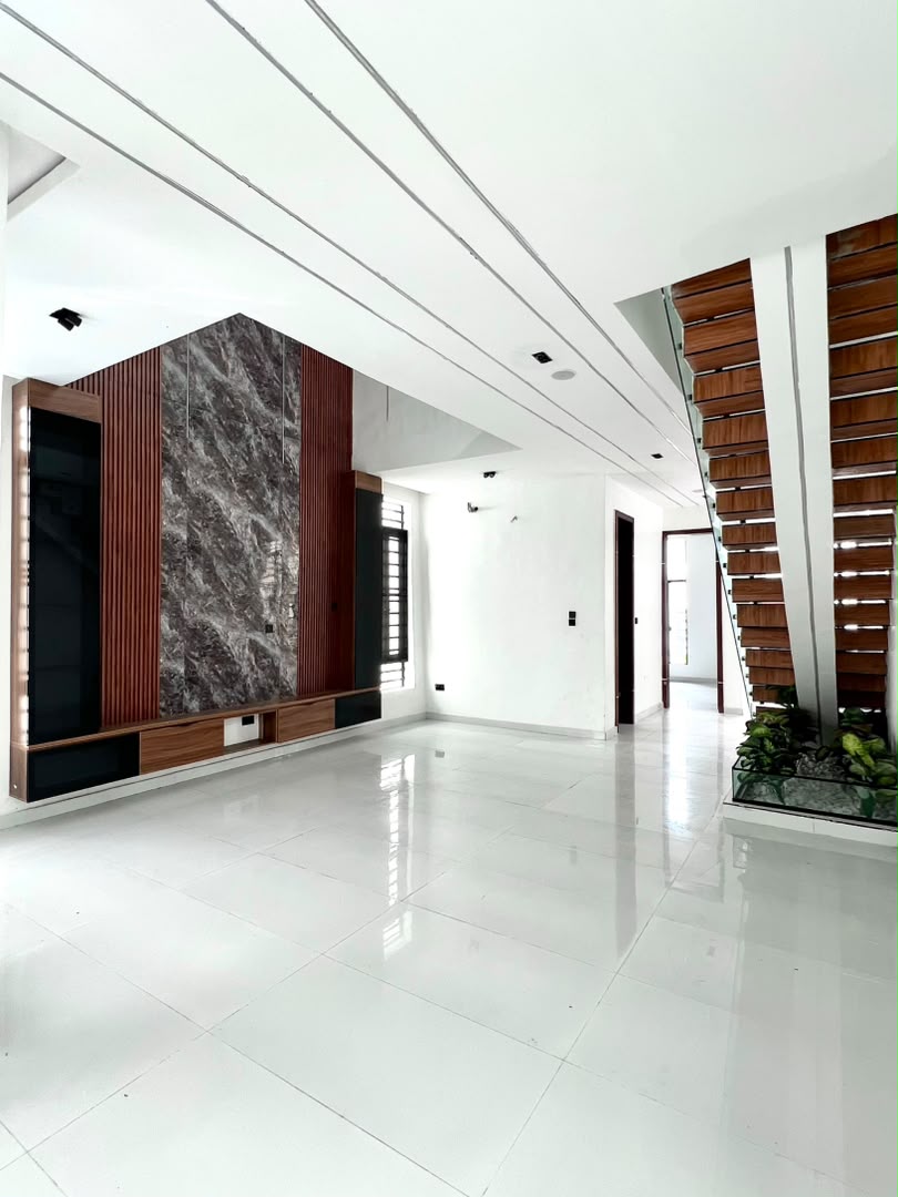 5 BEDROOM DETACHED DUPLEX AND POOL