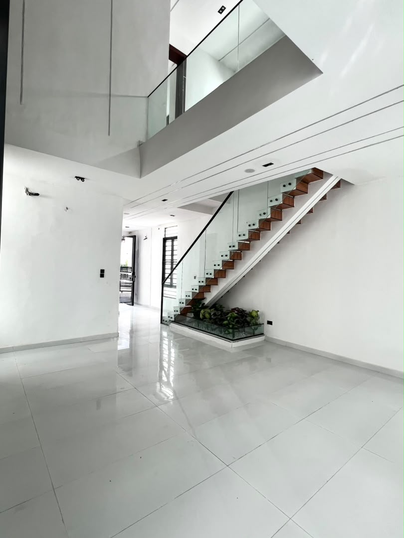 5 BEDROOM DETACHED DUPLEX AND POOL