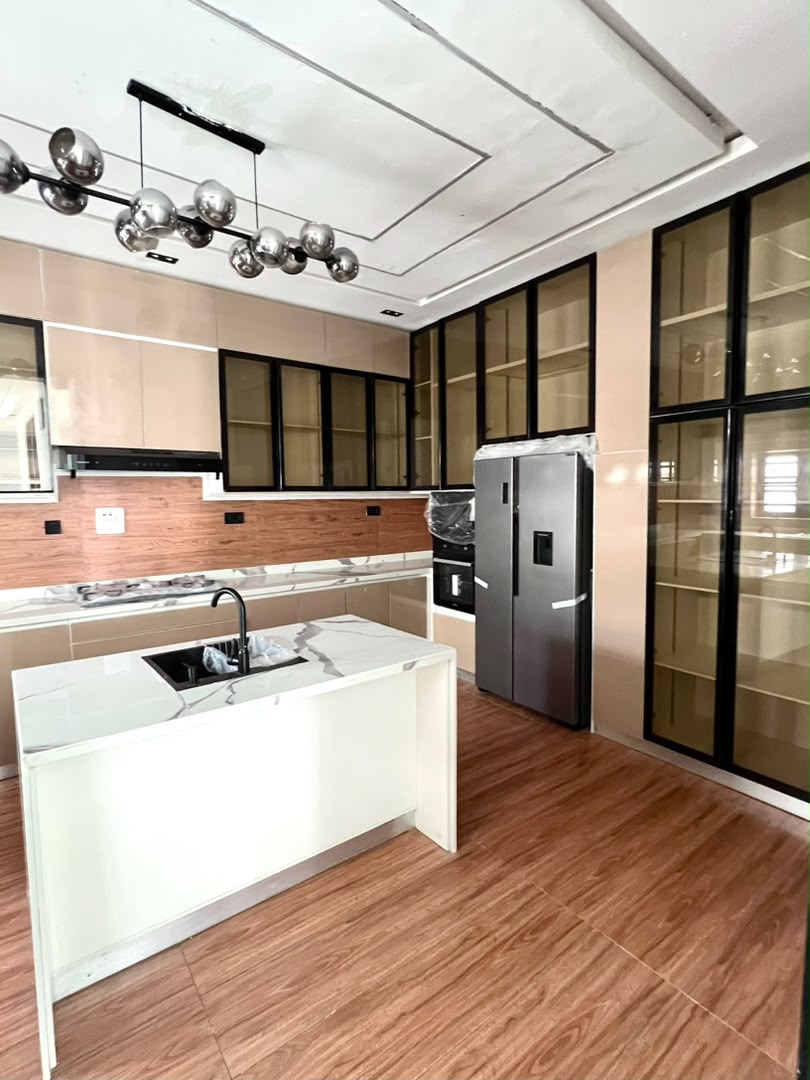 5 BEDROOM DETACHED DUPLEX AND POOL