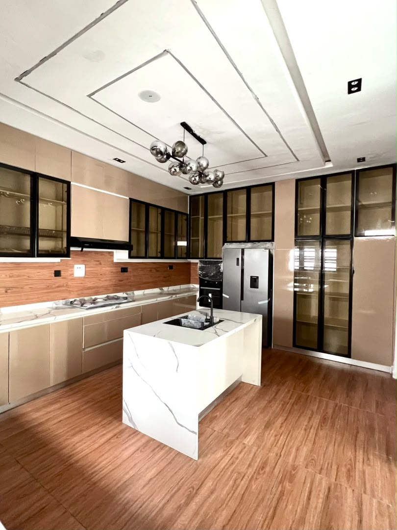5 BEDROOM DETACHED DUPLEX AND POOL