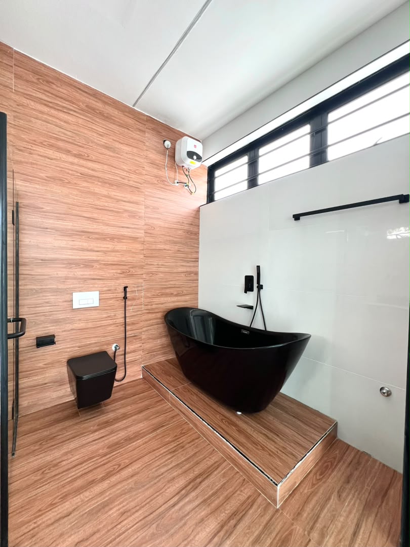 5 BEDROOM DETACHED DUPLEX AND POOL