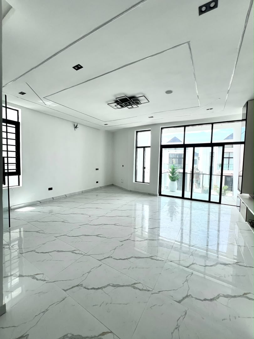 5 BEDROOM DETACHED DUPLEX AND POOL