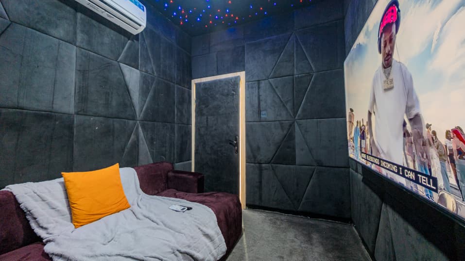 2 Bedroom Apartment With A Private Cinema And PS5