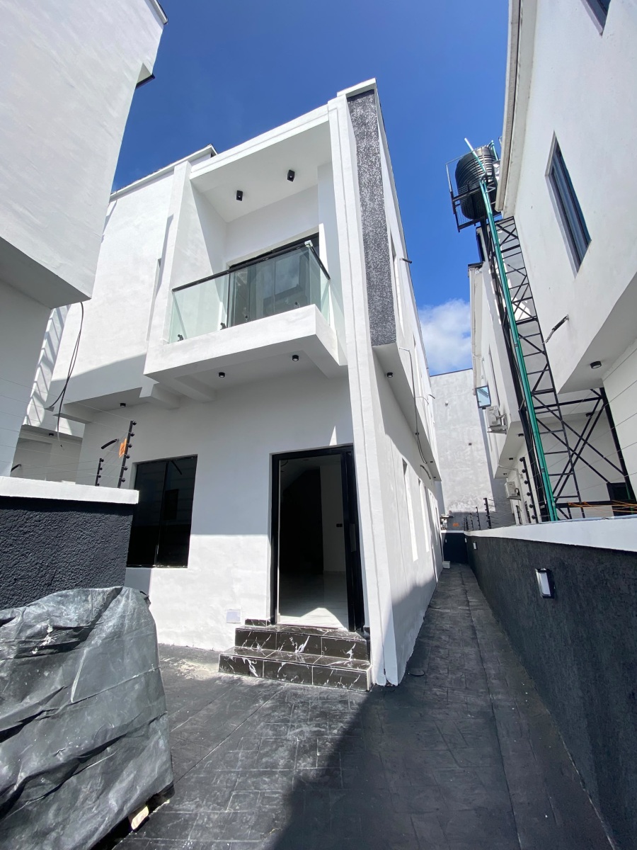4 BEDROOM FULLY DETACHED DUPLEX WITH BQ AND DRIVEWAY UNIT