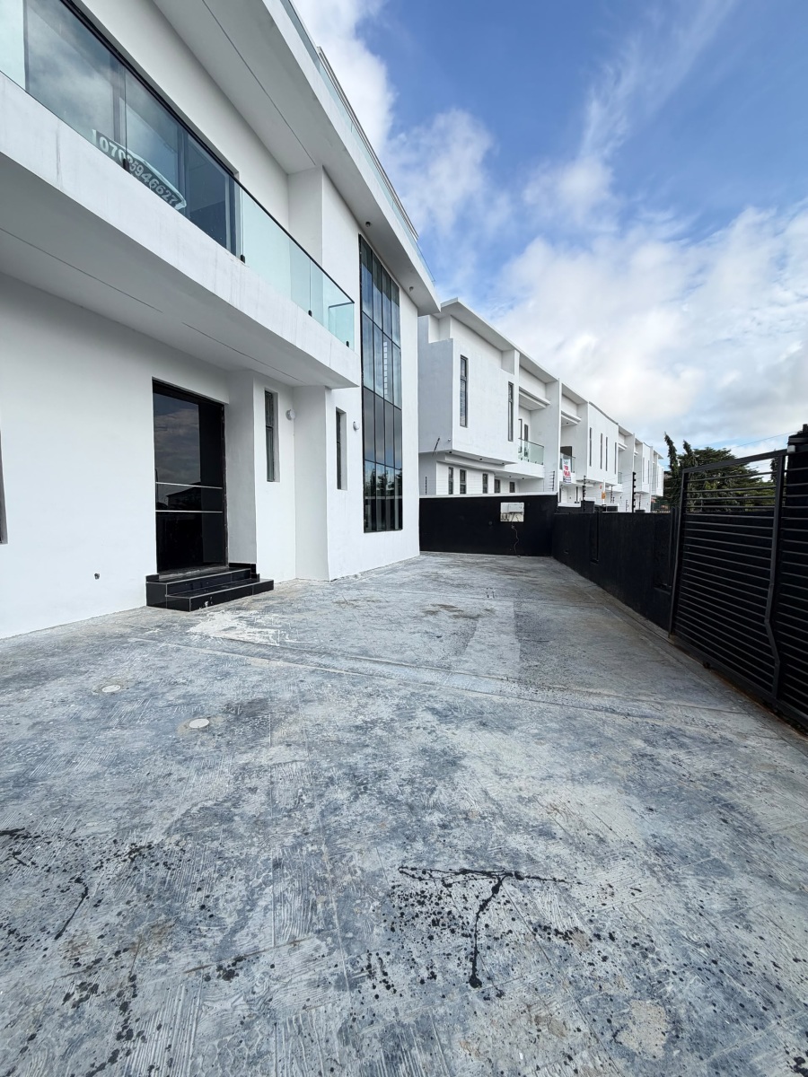 4 BEDROOM FULLY DETACHED DUPLEX WITH BQ