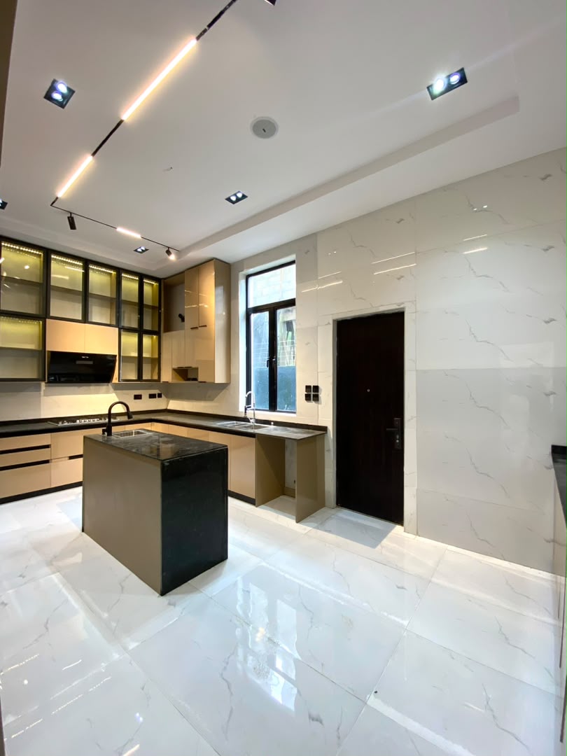 5 BEDROOM FULLY DETACHED DUPLEX WITH SWIMMING POOL AND BQ