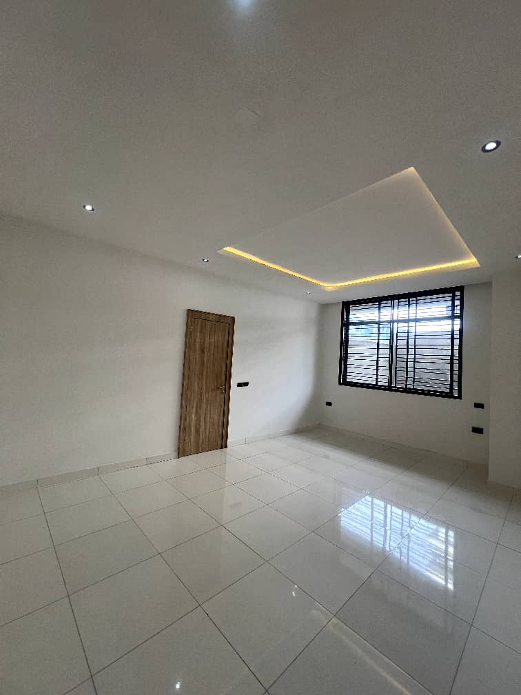 MODERN 3 BEDROOM GROUND FLOOR FLAT WITH BQ