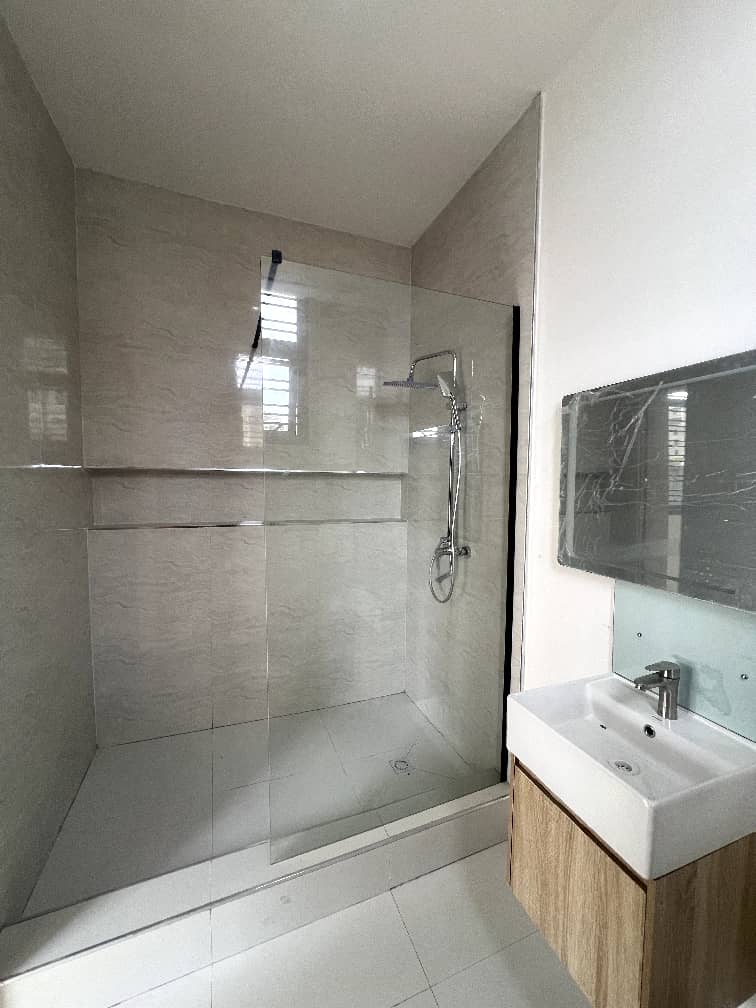 MODERN 3 BEDROOM GROUND FLOOR FLAT WITH BQ