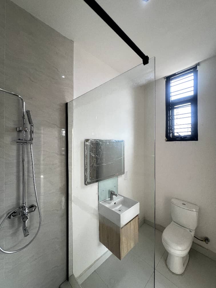 MODERN 3 BEDROOM GROUND FLOOR FLAT WITH BQ