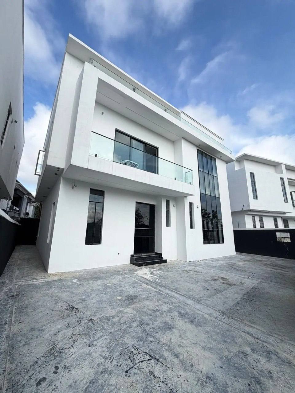 CONTEMPORARY 5 BEDROOM DETACHED DUPLEX WITH POOL – IKOTA LEKKI