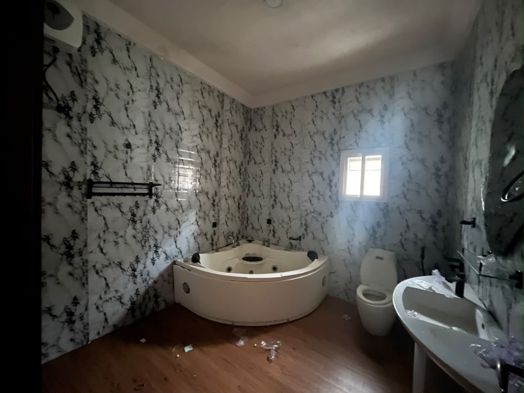 5 BEDROOM DETACHED HOUSE WITH A ROOM SERVICE QUARTERS