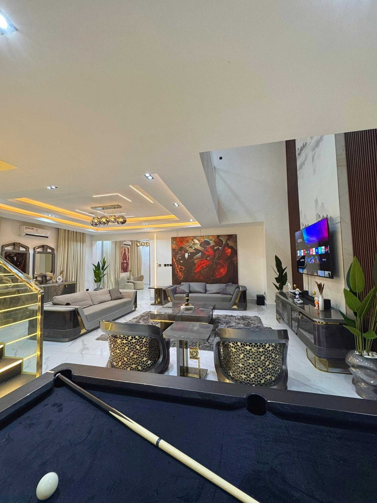 Luxury 6 Bedroom Duplex Available for Shortlet