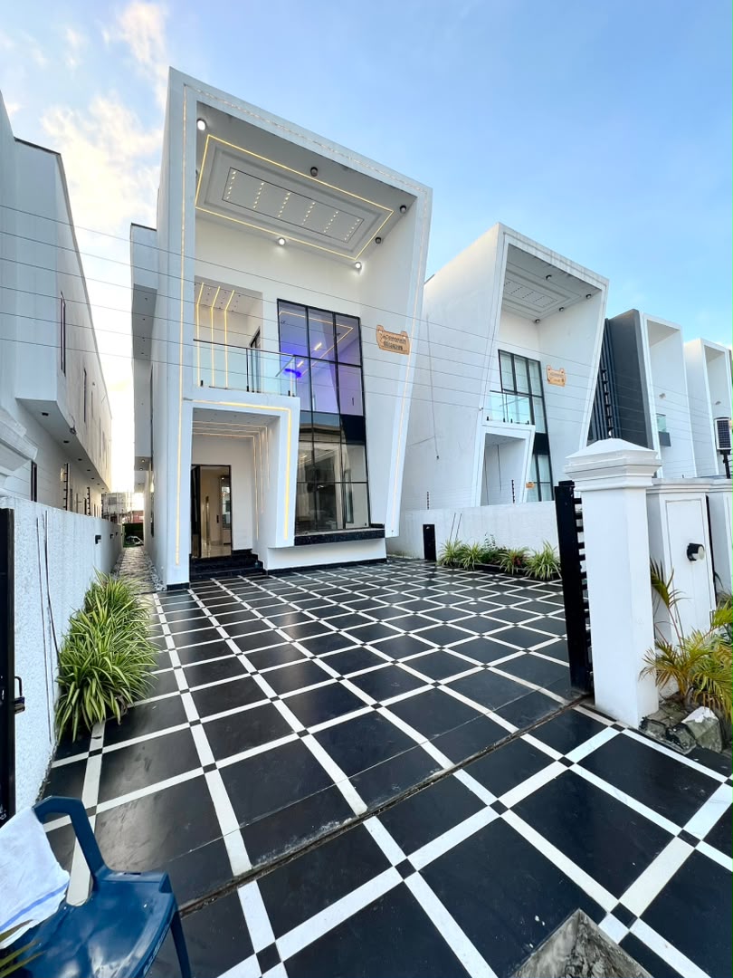 5 BEDROOM DETACHED DUPLEX WITH AND BQ