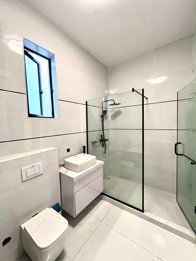 5 BEDROOM DETACHED DUPLEX WITH AND BQ