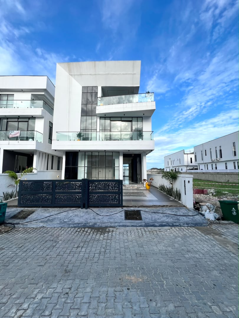 5 BEDROOM DETACHED DUPLEX WITH BQ