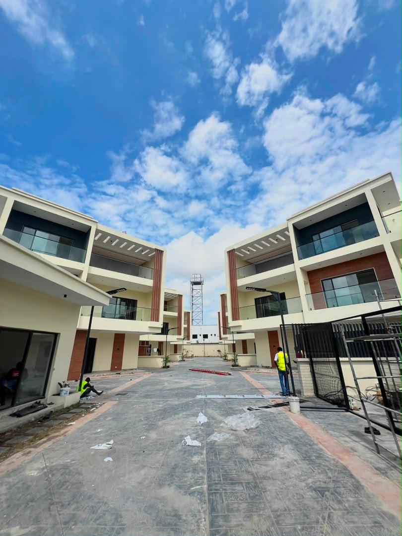 Luxury 5 Bedroom Duplex With BQ, Office Space, Gym, And Swimming pool