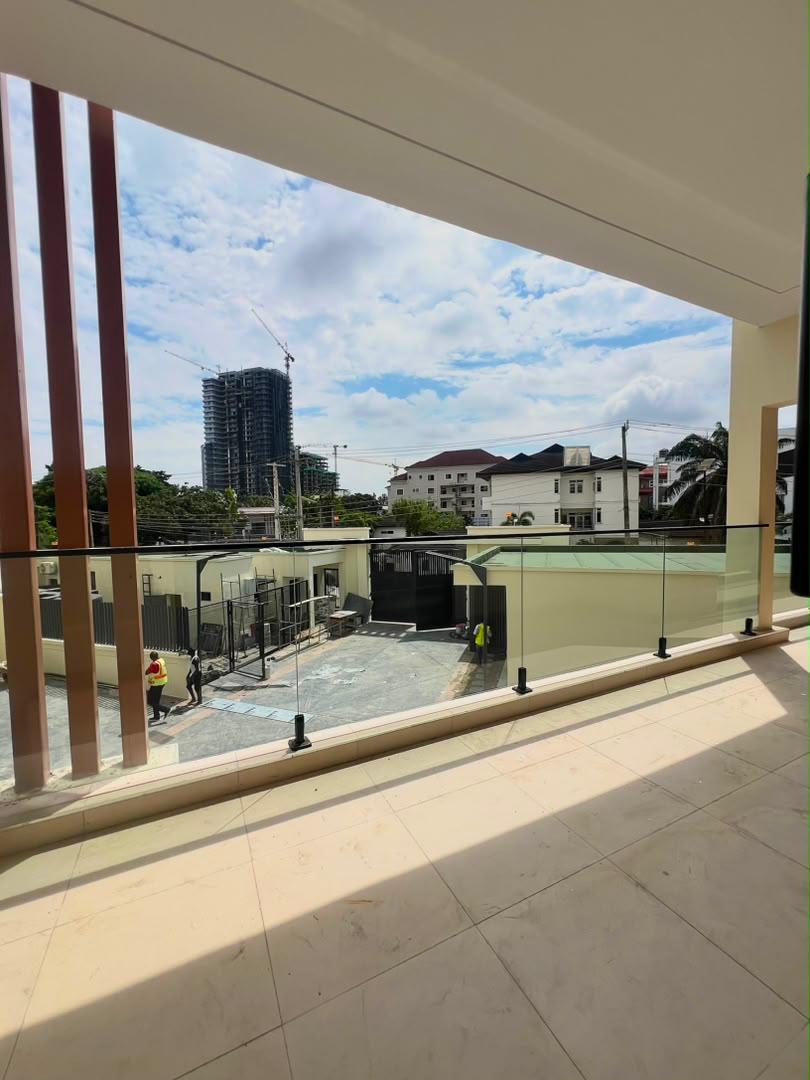 Luxury 5 Bedroom Duplex With BQ, Office Space, Gym, And Swimming pool