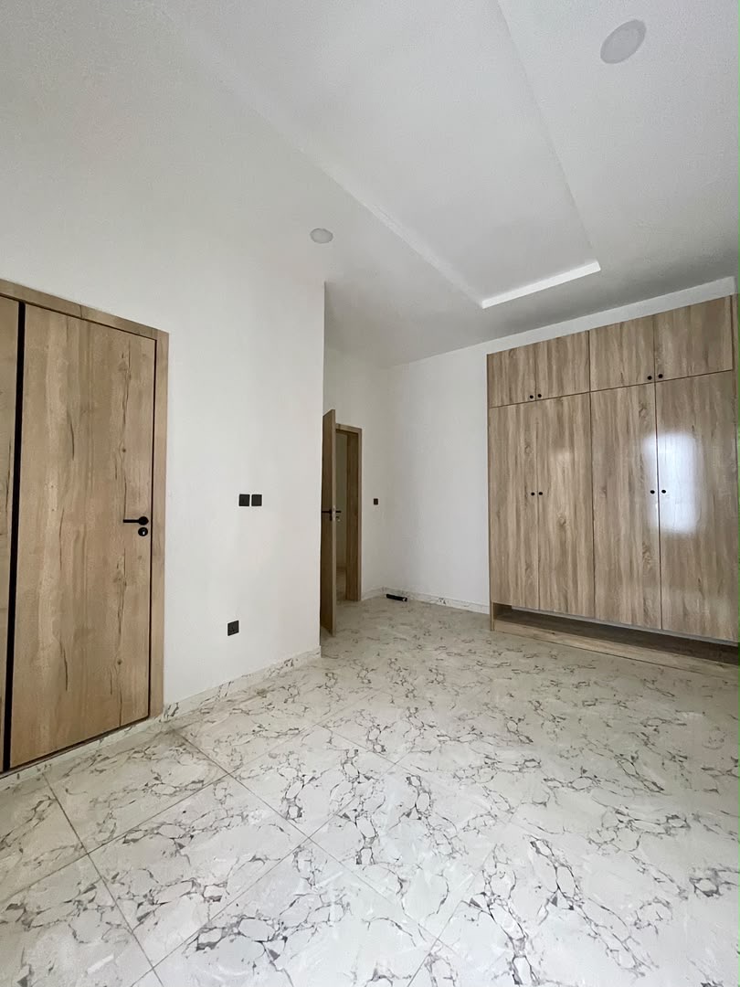 Serviced 4 Bedroom Terrace with Pool & Gym | Ajah